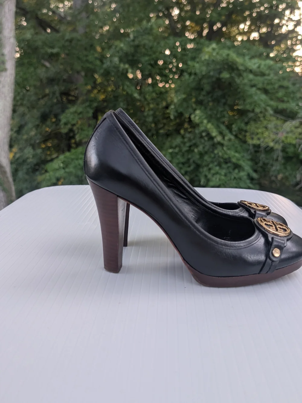 Tory Burch  Calsta Black Leather Logo Medallion Pumps 7
